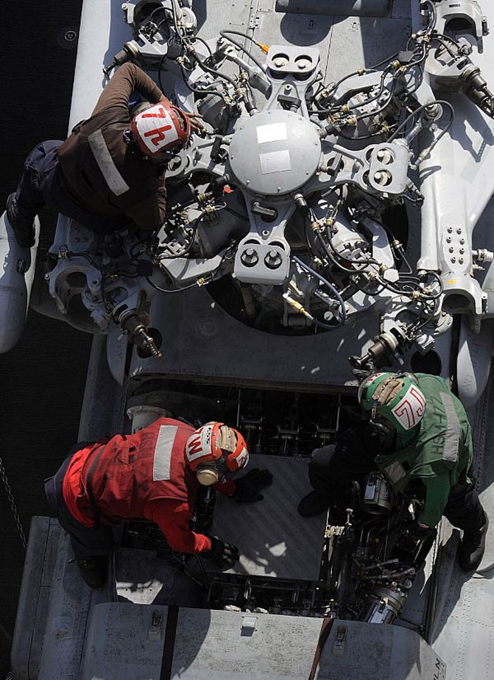 Trực thăng MH-60R Sea Hawk trên tàu sân bay Abraham USS Lincoln tại vùng biển Arab.